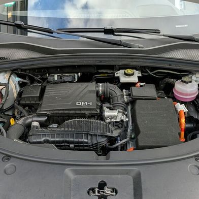 Ob nach 2035 nur Plug-in-Hybride und Range Extender erlaubt bleiben, oder auch konventionelle Verbrenner, ist eine der vielen noch offenen Fragen. (Bild: Rosenow – VCG)