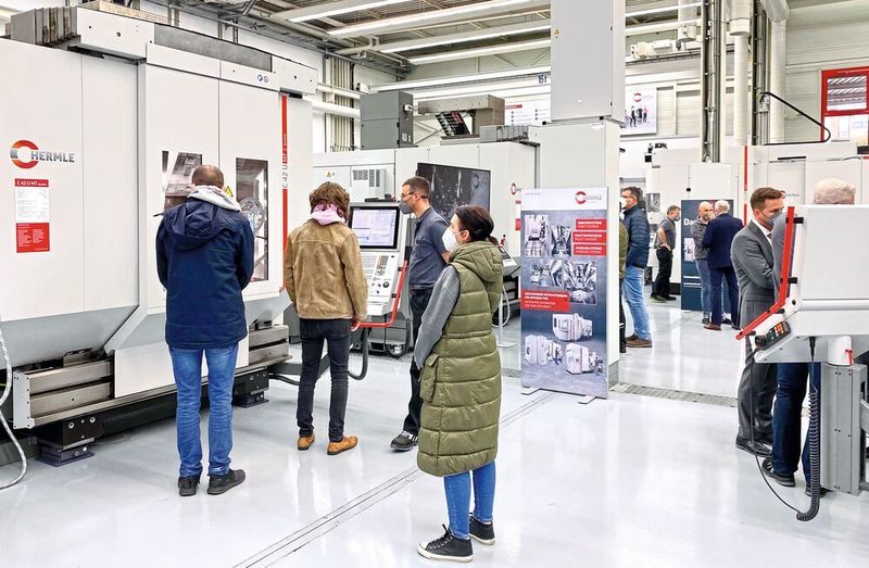 Hermle Hausausstellung 2022: Auf über 20 Bearbeitungszentren und mit Bearbeitungen aus unterschiedlichsten High-Tech-Branchen Live unter Span hat Hermle die Leistungsfähigkeit seiner Produkte dargestellt. (Anne Richter, SMM)