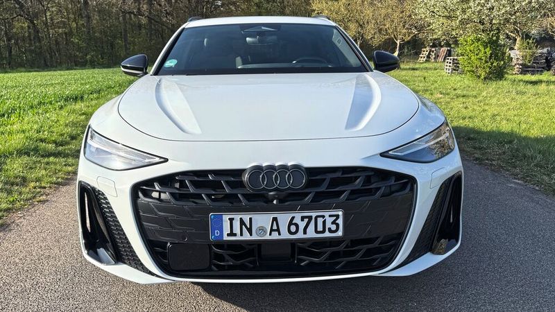 Schmale Scheinwerfer, weit heruntergezogener Grill: Die Frontpartie des A6 wirkt muskulös. (Bild: Achter – VCG)