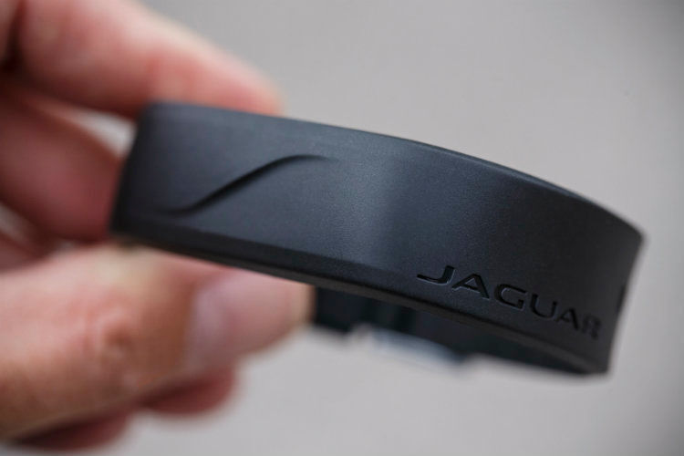 Der Activity-Key kommt erstmals im F-Pace zum Einsatz: Das optional erhältliche Wasser- und stoßfeste Armband ist speziell für Menschen mit einem aktiven Lebensstil konzpiert. Es erlaubt es, die Schlüssel sicher im Fahrzeug zu lassen. Das Fahrzeug lässt sich mit dem Armband verschließen und auch wieder aufschließen. (Foto: Jaguar)