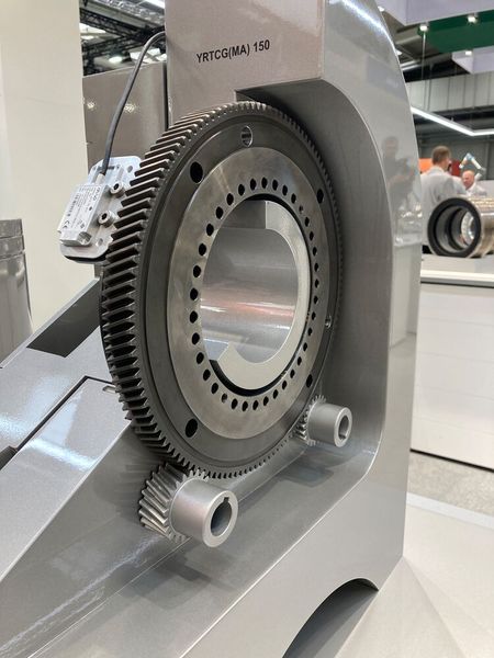 Die Rundtischlager YRTC (MA) von Schaeffler mit integriertem Messsystem: patentiert ist nun die Option der Getriebeverzahnung am Lagerinnenring. (Bild: Stefanie Michel)