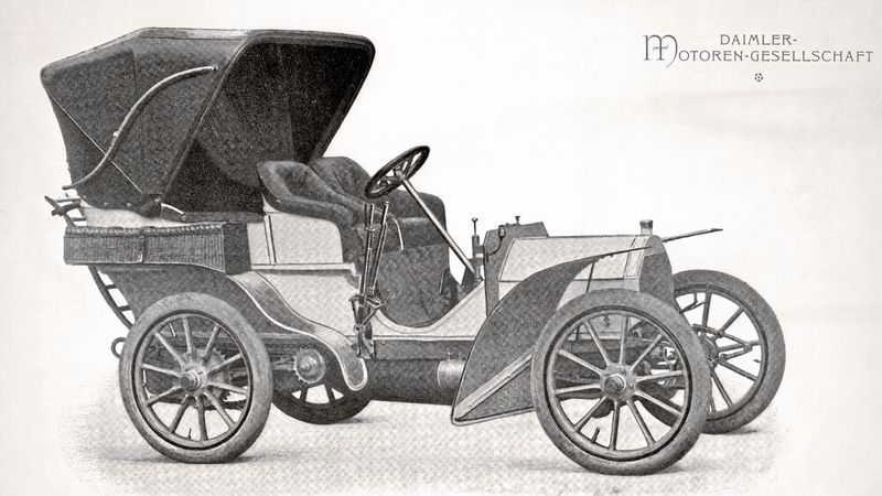 Ein Simplex-Wagen in der Ausführung als „Tonneau-Phaeton“, gebaut von 1902 bis 1905. Die Simplex-Reihe ist der Nachfolger des Mercedes 35 PS.  Ein „automatisches“ Auskuppeln und Abbremsen der Antriebswelle beim Betätigen des Schalthebels macht die Fahrzeuge deutlich leichter in der Bedienung, was zu dem Namenszusatz „Simplex“ führte.  (Bild:  Mercedes-Benz AG)