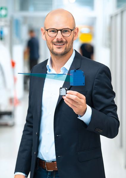 Autor Dominik Unger zeigt eines der smarten Baumer Tools für Konstrukteure: den digitalen CAD-Sensorzwilling des Laser-Distanzsensors OM20 mit Strahlverlauf. (Bild: Baumer)