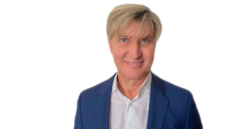 Pantelis Astenburg von Versa Networks erläutert die zentralen Schritte zur NIS2-Umsetzung und hebt die Bedeutung klarer Verantwortlichkeiten und konsolidierter Sicherheitsstrukturen hervor.(Bild:  Versa Networks)