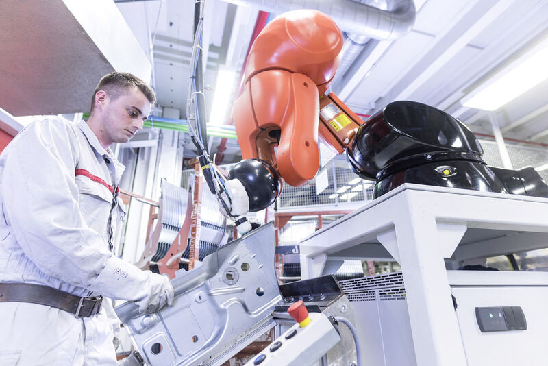 Mensch-Roboter-Kollaboration bei Audi: Im Werk Ingolstadt arbeitet der Roboter PART4you (Produktions-Assistent reicht Teil) Hand in Hand mit dem Menschen – ohne Sicherheitsabsperrung und ideal angepasst an den Arbeitstakt des Mitarbeiters. Diese innovative Technologie erleichtert die Arbeit in der Fertigung und verbessert die Ergonomie. (MRK-Systeme)