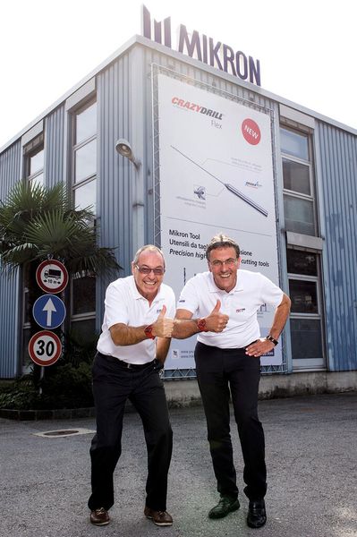 Die Begeisterung von  Markus Schnyder (li., Executive President ) und Daniele Pigat (Managing Director Mikron Tool SA Agno) überträgt sich auf das gesamte Team. Das Tempo-30-Schild gilt nur für draussen, drinnen im Werk heisst es Vollgas. (Thomas Entzeroth)