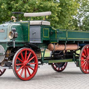 Nicht einer der ersten Lkw von Gottlieb Daimler bzw. der Welt, aber ein ganz früher. Die zweite Generation der von 1899 bis 1903 gefertigten Daimler-Lkw setzte sich aus Grundtypen mit 1,25 bis 5,0 Tonnen Nutzlast zusammen, deren Motorisierung per Zwei- und Vierzylinder von vier bis zwölf PS reichte. (Bild:  Daimler Truck AG)
