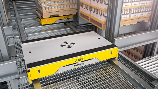 Ein Neuling (hier im Getränke-Kanallager): das Shuttle Axis-2 Bot von Dambach kann bis zu 1,5 Tonnen transportieren.(Bild:  Dambach)