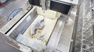 Beeindruckender Blick von oben auf das riesige Fräszentrum: Eine Maschine in dieser Art und Größe (20.000 mm × 9400 mm × 6900 mm) hatte Droop+Rein bisher noch nicht gebaut. (Bild: Starrag Group/Ralf Baumgarten)