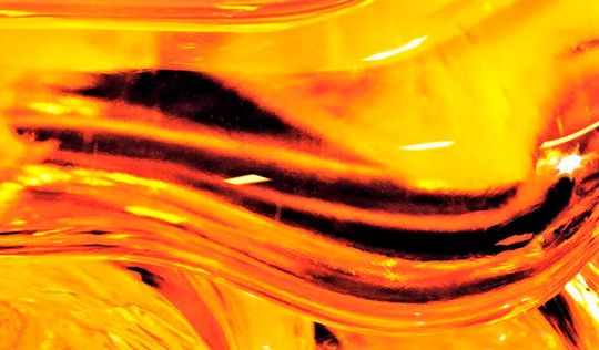 Das ist der Beweis! Schott hat Versuche unternommen, bei denen Wasserstoff die bekanntlich energieintensive Herstellung von Glas (im Bild glühende Glasschmelze) klimaneutral machen sollte. Das habe bestens funktioniert. Hier einige Details über die Tests.(Bild:  Schott)