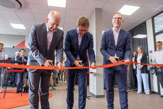 Der große Moment: Gemeinsam mit Genua-Geschäftsführer Matthias Ochs (links) und Hima-CEO Jörg de la Motte (rechts) durchtrennt Steffen Philipp, Geschäftsführender Gesellschafter bei Hima das rote Band. Der große Moment: Gemeinsam mit Genua-Geschäftsführer Matthias Ochs (links) und Hima-CEO Jörg de la Motte (rechts) durchtrennt Steffen Philipp, Geschäftsführender Gesellschafter bei Hima das rote Band.