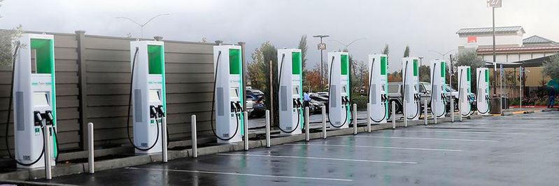 Die Einführung des ISO 15118 an allen DC-Schnell- und AC-Heimladestationen von Electrify America ist der erste Schritt zur Ermöglichung des Smart-Ladens von Elektrofahrzeugen und der Fahrzeug-Netz-Kommunikation (V2G). (Bild:  Electriify America)