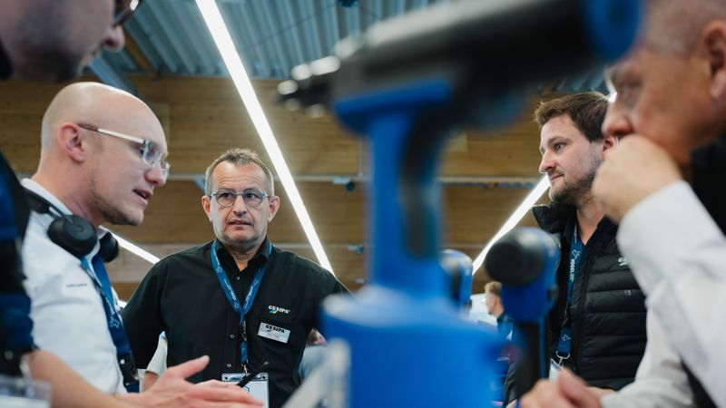 Der Fachaustausch ist das, was Besucher und Aussteller an der Regionalmesse Schraubtec so schätzen. Nächste Gelegenheit hierfür ist am 26. Februar 2026 in der Sparkassen-Arena Landshut.(Bild:  Tinografiert)