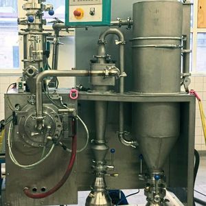 Durch das zum Patent angemeldete Verfahren der Vermahlung mit nachgeschalteter Sichtung von Seltenerdpulvern wird eine hohe Qualität der Rohstoffe für die Fertigung von Seltenerdmagneten erreicht.(Bild:  Netzsch)