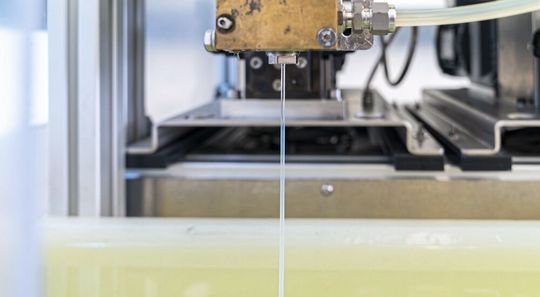 Am Fraunhofer IGB werden Membranadsorber mithilfe eines Nass-Spinnprozesses hergestellt(Bild:  Fraunhofer IGB)