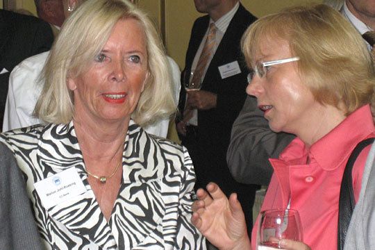 ZDK-Geschäftsführerin Antje Woltermann (re.) im Gespräch mit Marion Johl, Generalbevollmächtigte der Santander Consumer Bank, Vertriebsleiterin Kfz und Geschäftsführerin der Santander Consumer Leasing. (Archiv: Vogel Business Media)