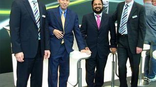 Das Asien-Team von Weiss auf der Motek 2009:  (v.l.n.r.) Uwe Weiß (Geschäftsführer Weiss GmbH), Jacky Tan (Director Weiss Asia), Maninder Pal Singh (Weiss-Vertretung Indien), Jens Knölke (Global Sales & Marketing, Director Weiss Asia). Bild: Weiss (Archiv: Vogel Business Media)