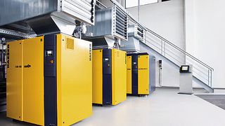 Bild 1: Druckluftmanagementsysteme der neuesten Generation steuern nicht nur die Kompressoren, sondern beziehen auch Randparameter der Druckluftaufbereitung, Umgebungsbedingungen oder die Wartung der Systeme mit ein. (Bild: Kaeser)