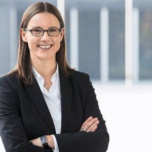 Katrin Suder, ist Mitglied des Kuratoriums der Hertie School of Governance. Zuvor war sie Staatssekretärin im Bundesministerium der Verteidigung und unter anderem für die Abteilungen Ausrüstung und Cyber/Informationstechnik verantwortlich. Die promovierte Physikerin arbeitete bei McKinsey & Company. Sie leitete das Berliner Büro und war für Projekte im In- und Ausland verantwortlich.