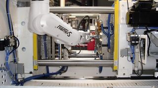 Seitlich neben der Spritzgießmaschine Intelect ist platzsparend ein 6-Achs-Roboter zum Reinraum-Spritzgießen montiert. (Archiv: Vogel Business Media)