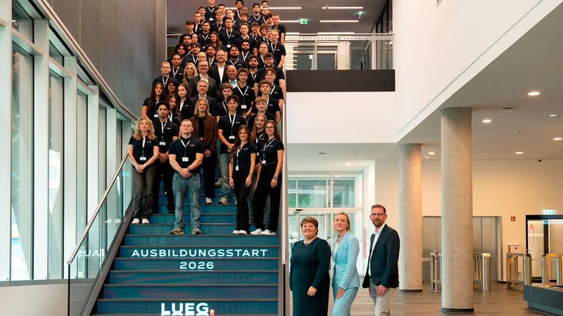 LUEG AG begrüßt gruppenweit 78 neue Auszubildende. Sie verteilen sich auf verschiedene kaufmännische und gewerbliche Berufe sowie duale Studiengänge an den Standorten in Nordrhein-Westfalen, in Zwickau/Aue, in der Schweiz sowie bei der Tochtergesellschaft WAS. Für LUEG hat die Ausbildung der eigenen Fachkräfte eine lange Tradition: Ihre Wurzeln reichen bis in die Anfänge des Unternehmens vor mehr als 150 Jahren zurück; seit mehr als 100 Jahren ist die Ausbildung im Unternehmen dokumentiert, betonte Martijn Storm, Vorstandssprecher der Fahrzeug-Werke LUEG AG. (Bild: LUEG AG)