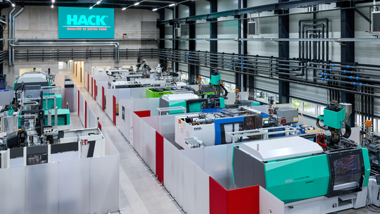 Das neue Technikum von Hack ist mit einer Vielzahl moderner Spritzgießmaschinen ausgestattet, die ein breites Spektrum an Anwendungen abdecken.(Bild:  Hack Formenbau)