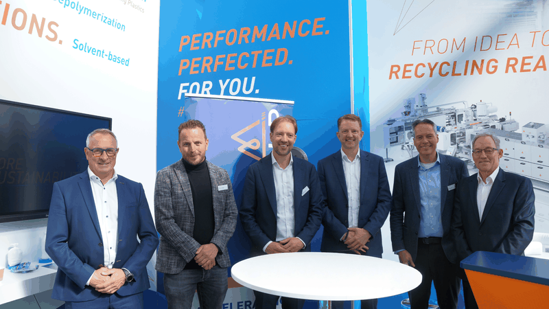 Treiben gemeinsam die Zukunft des chemischen Recyclings voran:  Die Teams von Blue Alp und Krauss Maffei Extrusion mit Jan Bruys, Albert Boogert, Valentijn de Neve, Ralf Benack, Mathijs Meijs und Jörg Hasse (v.l.) (Bild:  Krauss Maffei / Blue Alp)