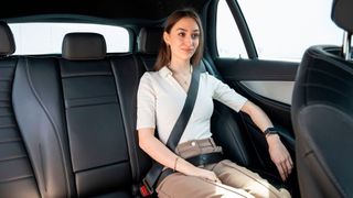 Auf der Rückbank im Auto sitzen oft Passagiere mit unterschiedlichem Gewicht und Größe, ein neuer Sicherheitsgurt von ZF Lifetec berücksichtigt das. (Bild: ZF Lifetec)