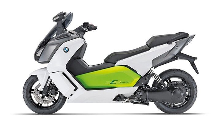 Red Dot Award 2015 - Elektro-Maxi-Scooter BMW C evolution: Der BMW C evolution ist der erste vollelektrisch angetriebene Scooter von BMW Motorrad, der als modernes, agiles Fahrzeug für den urbanen Raum konzipiert ist. Seine markante Formensprache wirkt futuristisch und zeigt zugleich charakteristische Elemente eines BMW-Motorrads wie das sogenannte Split-Face der Front. Das klare und reduzierte Design, die LED-Leuchten und das TFT-Display vermitteln Modernität und Innovationskraft. Die Farben Hellweiß und Electricgreen stehen für Dynamik einerseits und Umweltverträglichkeit durch emissionsfreies Fahren andererseits. (Bild: Red Dot)