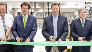 Eröffnung des neuen EDZ Mitte von Schaeffler: Dr. Stefan Spindler, Vorstand Industrie der Schaeffler AG; Siegfried Müller, Oberbürgermeister der Stadt Kitzingen; Klaus Rosenfeld, Vorsitzender des Vorstands der Schaeffler AG; Dr. Markus Söder, Bayerischer Ministerpräsident; Georg F. W. Schaeffler, Aufsichtsratsvorsitzender der Schaeffler AG; Andreas Schick, Vorstand Produktion, Logistik und Einkauf der Schaeffler AG (v.l.). (Schaeffler)