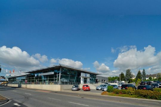 Die eigene Händlermarke präsenter machen: Auto Bach in Limburg will sich damit fit für die digitale Zukunft unter dem Dach der VW-Konzern-Marken machen.(Bild:  Auto Bach)