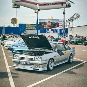 Ein Synonym für Tuning (in Deutschland): der von 1975 bis 1988 gebaute Opel Manta B. Er wurde in den 1980er- und 1990er-Jahren zum Kultobjekt von Tuningfreunden. Filmisch wurden dem Manta und seinen Fahrern mit „Manta, Manta“ und „Manta – Der Film“ (beide 1991) Denkmäler gesetzt, oft mit eher ironisch-abwertendem Charakter. (Bild:  Ralf Engelsmann)