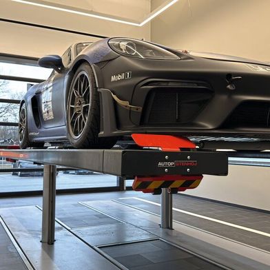 Die Glinicke-Gruppe hat sich bei der Ausrüstung ihres neuen Porsche-Zentrums in Kassel für Hebetechnik von Autopstenhoj entschieden. (Bild: Grimm – VCG)