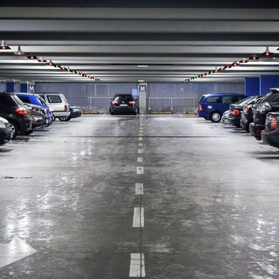 Die Akzeptanz der Elektromobilität steht und fällt mit der Möglichkeit, das Fahrzeug am Wohnort zu laden. Tiefgaragen und Gemeinschaftsgaragen in Mehrfamilienhäusern sind problematisch. (Bild: frei lizensiert bei Pixabay)