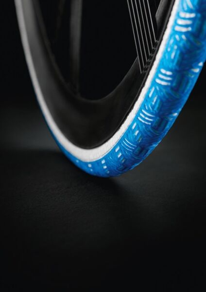 Infinergy (weiß) ist das erste expandierte thermoplastische Polyurethan. Es ist leicht, haltbar und sehr elastisch, zudem verfügt es über ein exzellentes Rückstellvermögen. Das leuchtend blaue Reifenprofil aus Elastollan ist noch in der Erprobung. Seine enorme Verschleiß- und Abriebfestigkeit machen es für diese Anwendung interessant. (Bild: BASF)