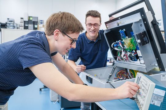 Test Engineering am Cicor-Standort in Bronschhofen. Testbarkeit und Testkonzepte werden bereits früh im Produktentstehungsprozess berücksichtigt.(Bild:  Cicor)
