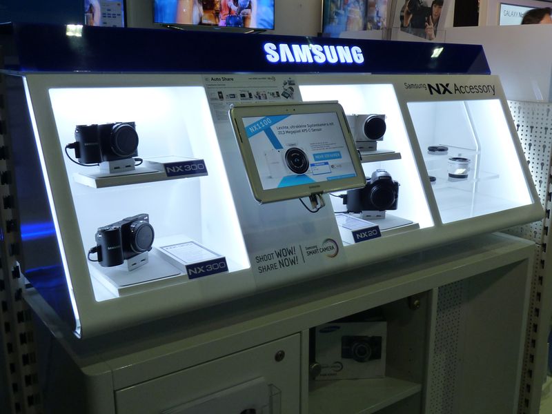 Verlockend auch die Präsentation am Point of Sale, sei es die Vitrine mit neuesten digitalen Systemkameras und Objektiven… (Bild: IT-BUSINESS)
