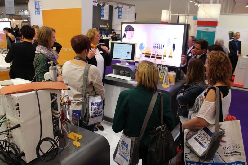 Erstmals in diesem Jahr veranstaltet die LABORPRAXIS Guided Tours und präsentiert die Neuheiten der Messe. Thema dieser Tour am 11.5.2016 um 14 Uhr war Liquid Handling. Fünfter Stop der Führung war Sartorius. (Bild: Back/LABORPRAXIS)