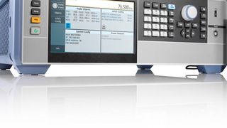 Der Automotive-Radar-Echo-Generator R&S AREG100A testet Radarsensoren sowohl im ISM-Band mit 24 GHz als auch im E-Band bei 77 GHz bzw. 79 GHz.  (Rohde & Schwarz)