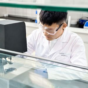 Der Chemiekonzern Wacker und der chinesische Spezialsilanhersteller und Joint Venture Partner Sico Performance Material haben in China ein neues Anwendungszentrum für organofunktionelle Silane in Betrieb genommen.(Bild:  Wacker)