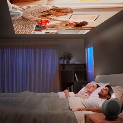 Der portable Full-HD-Laserprojektor GV50P Limited Edition unterscheidet sich vom herkömmlichen GV50 durch sein schwarzes Gehäuse. Der Standfuß ermöglicht eine Projektion an die Wand oder die Decke.   (Bild: Benq)