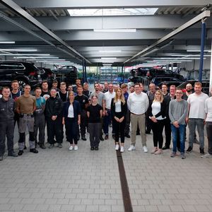 Das Serviceteam von Glinicke: Insgesamt sind im Baunataler Autohaus rund 95 Mitarbeiter beschäftigt. (Bild:  Rosenow/»kfz-betrieb«)