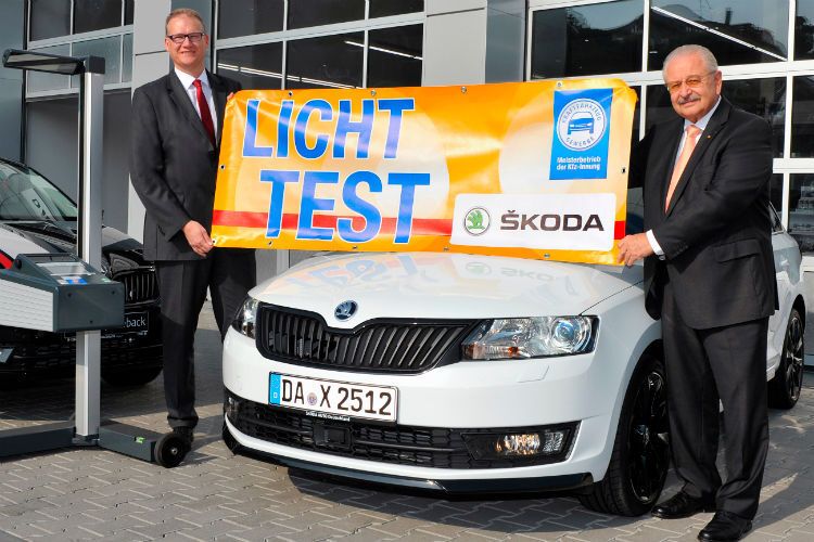Partner beim Licht-Test 2016: ZDK-Präsident Jürgen Karpinski (r.) und Frank Jürgens, Skoda Auto Deutschland. (Promotor)