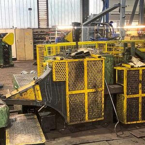 Mechanisch top und nun auch elektro- automatisierungstechnisch auf neuesten Stand gebracht: Die seit 1975 bei Voestalpine Böhler Profil im Einsatz stehende Schlagschere zum massgenauen Ablängen der noch glühenden Profil- und Stabstählen. 