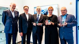 Mona Neubaur, Ministerin für Wirtschaft, Industrie, Klimaschutz und Energie des Landes Nordrhein-Westfalen, und Thomas Jarzombek, Parlamentarischer Staatssekretär im Bundesministerium für Digitales und Staatsmodernisierung, besuchten den Standort in Düsseldorf. (Bild: Kontron AG)