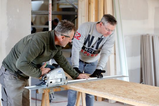 (SterlingOSB-Zero zeichnet sich durch seine gute Verarbeitbarkeit aus. Das wussten auch die handwerklich versierten Vereinsmitglieder der Sportfreunde Rodgau zu schätzen, die den Innenausbau übernahmen. Bildquelle: West Fraser)