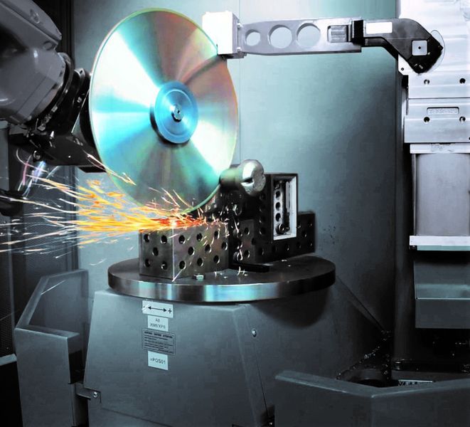 Produktive CNC-Maschinen und Robotersysteme sind heute auch für kleinere Gießereien attraktiv für die Gussteilbearbeitung. Die Foundry-X-Schleifscheiben unterstützen jetzt die Effizienz der Anlagen, heißt es. (Saint Gobain Abrasives)