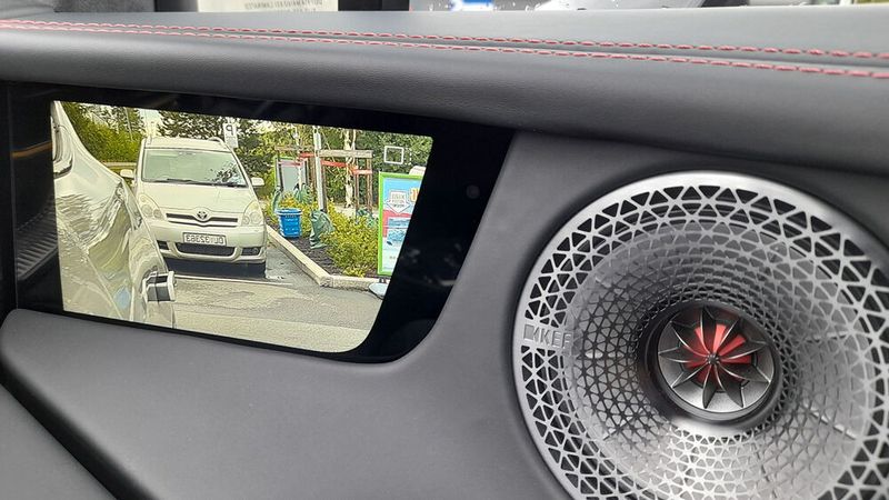 Das Bild der Rückspiegel-Kamera wird auf einem Bildschirm in der Tür angezeigt. (Bild: sp-x / Rudolf Huber)