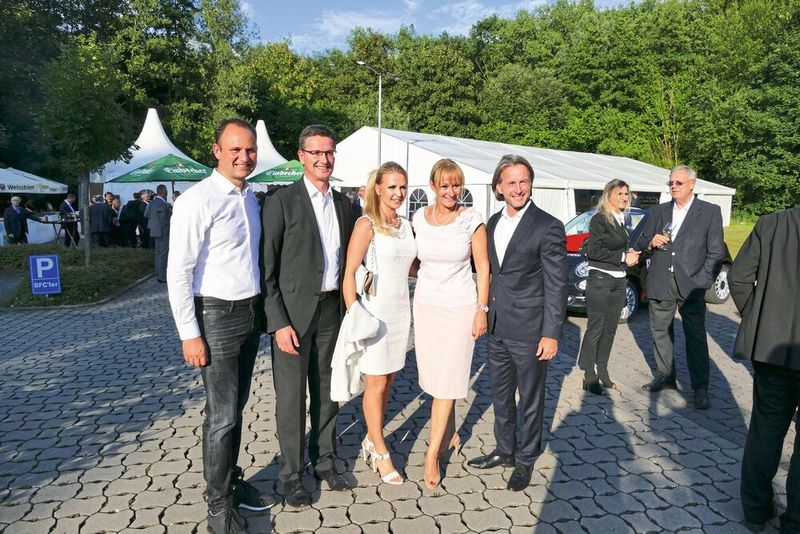 Genießen den Sommerabend (von links): Andreas Peter, Maik Kynast (Santander), Anja Peter, Sylvia Gerl und Thomas Hanswillemenke (Santander). (Heidrun Fischer)