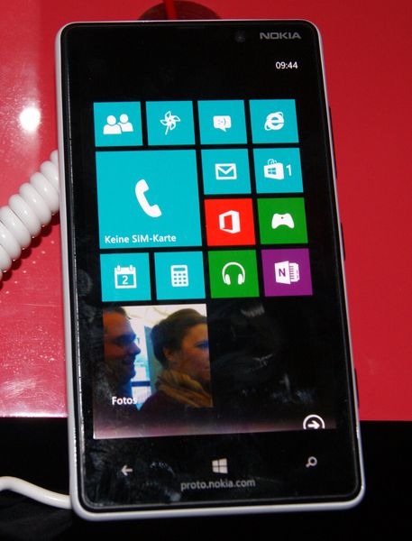 Nokias neues Lumia fühlt sich wertig an in der Hand. (IT-BUSINESS/Heidi Schuster)